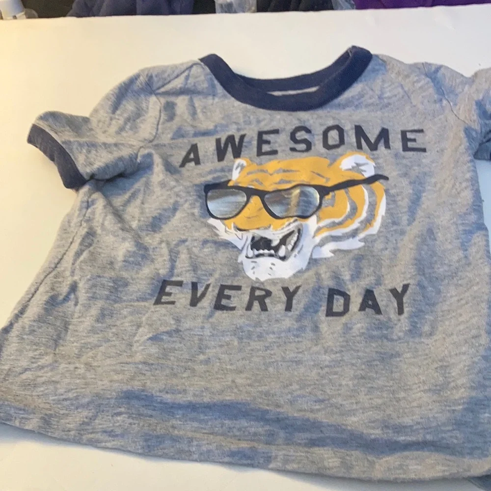 Toddler OLD navy T-shirt (3T)